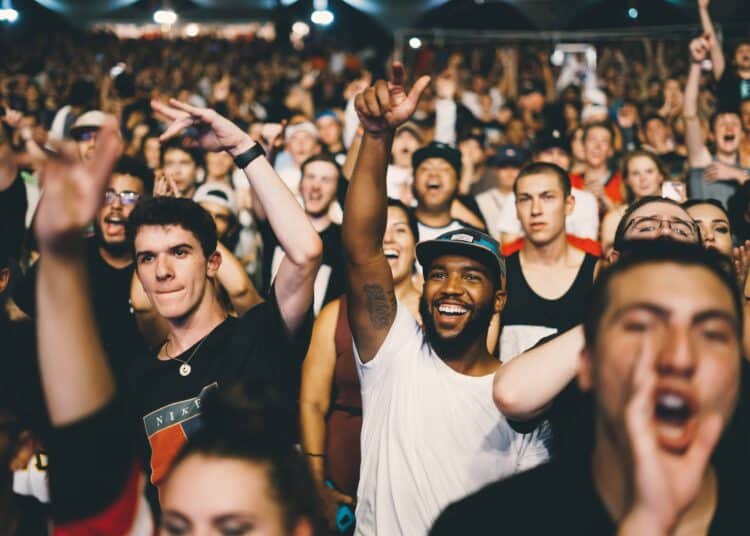 unsplash - nicholas-green-foules de personnes pour un match - Comment profiter de l’Euro malgré la crise covid