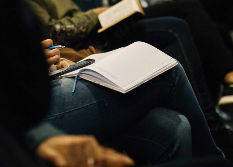 unsplash-sincerely-media-étudiants avec des livres ouverts - Comment ne pas stresser lors de sa première r