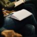 unsplash-sincerely-media-étudiants avec des livres ouverts - Comment ne pas stresser lors de sa première r