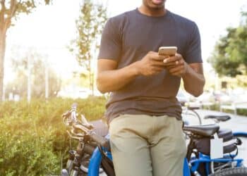 Unsplash- linkedin-sales-solutions-homme qui tient un smartphone - Les meilleures apps à utiliser pendant tes vacances