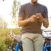 Unsplash- linkedin-sales-solutions-homme qui tient un smartphone - Les meilleures apps à utiliser pendant tes vacances