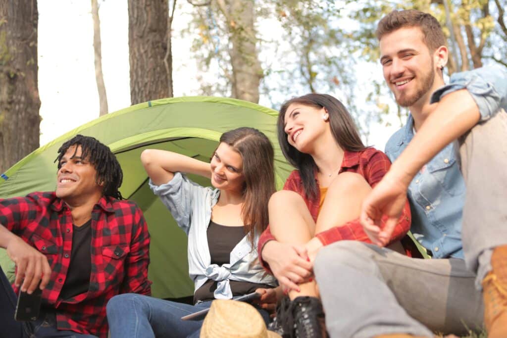 pexels-andrea-piacquadio-4 jeunes dans un camping - 6 destinations pas chères à faire entre potes
