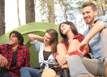 pexels-andrea-piacquadio-4 jeunes dans un camping - 6 destinations pas chères à faire entre potes