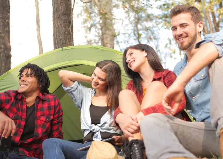 pexels-andrea-piacquadio-4 jeunes dans un camping - 6 destinations pas chères à faire entre potes