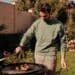 pexels-askar-abayev-jeune homme qui s'occupe du barbecue - comment organiser un barbecue sans stress