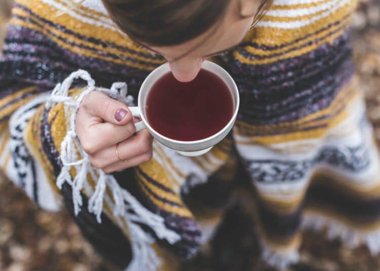 pexels-burst-fille qui boit du thé chaud - top 5 des accessories pour les fans de thé