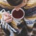 pexels-burst-fille qui boit du thé chaud - top 5 des accessories pour les fans de thé