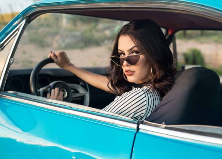 pexels-cleyton-ewerton-fille dans sa voiture avec lunettes - top 5 des accessoires pour ta voiture