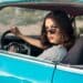 pexels-cleyton-ewerton-fille dans sa voiture avec lunettes - top 5 des accessoires pour ta voiture