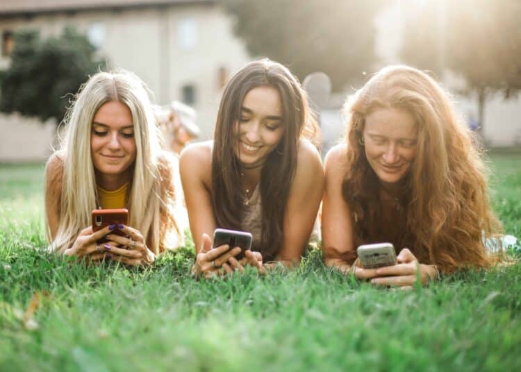 pexels-jessica-ticozzelli - filles sur leur téléphone - 7 memes qui résument bien ton mois d'août d'étudiant