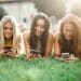 pexels-jessica-ticozzelli - filles sur leur téléphone - 7 memes qui résument bien ton mois d'août d'étudiant