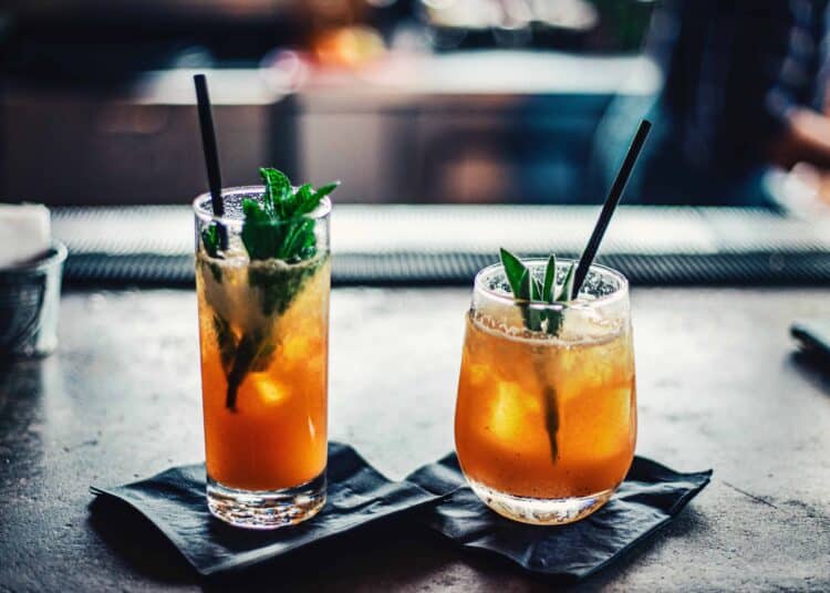 pexels-one-shot-deux verres de cocktails jaunes - top 5 des accessoires pour les fans de cocktail