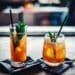 pexels-one-shot-deux verres de cocktails jaunes - top 5 des accessoires pour les fans de cocktail
