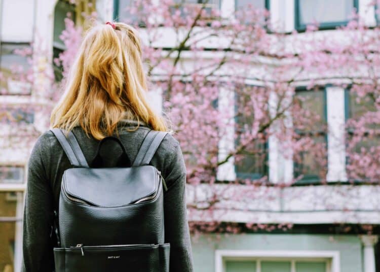 pexels-tim-gouw-fille de dos devant une ecole avec sac a dos - top 6 des sacs à dos pour la rentrée