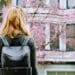 pexels-tim-gouw-fille de dos devant une ecole avec sac a dos - top 6 des sacs à dos pour la rentrée