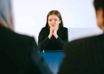 pexels-anna-shvets- fille qui passe un interview - Comment sortir du study fog et trouver un emploi