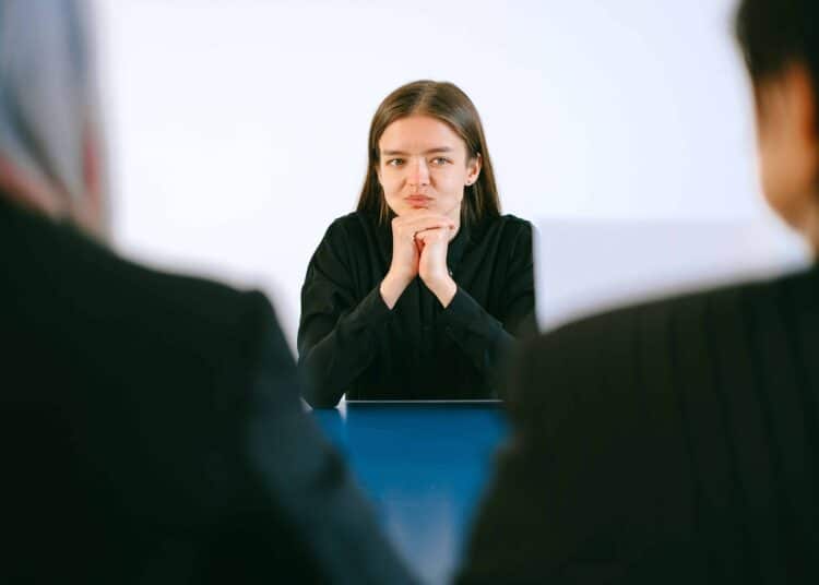 pexels-anna-shvets- fille qui passe un interview - Comment sortir du study fog et trouver un emploi