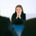pexels-anna-shvets- fille qui passe un interview - Comment sortir du study fog et trouver un emploi