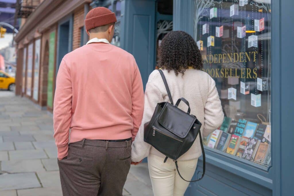 pexels-budgeron-bach- couple qui se baladent - 5 destinations pas chères à faire en amoureux.se