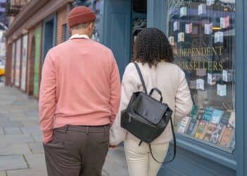 pexels-budgeron-bach- couple qui se baladent - 5 destinations pas chères à faire en amoureux.se