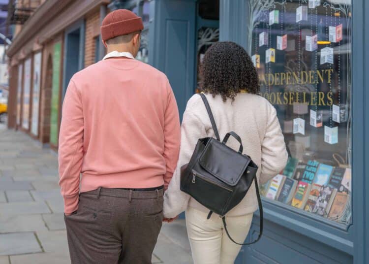 pexels-budgeron-bach- couple qui se baladent - 5 destinations pas chères à faire en amoureux.se
