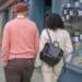 pexels-budgeron-bach- couple qui se baladent - 5 destinations pas chères à faire en amoureux.se