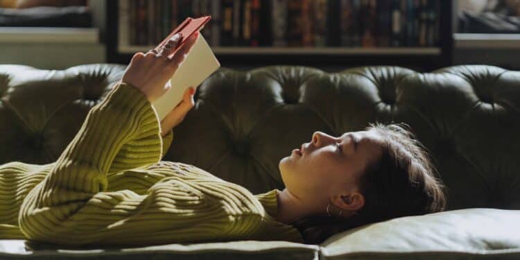 pexels-cottonbro- fille fatiguée qui lit un livre - 5 aliments pour faire le plein d’énergie pendant les examens