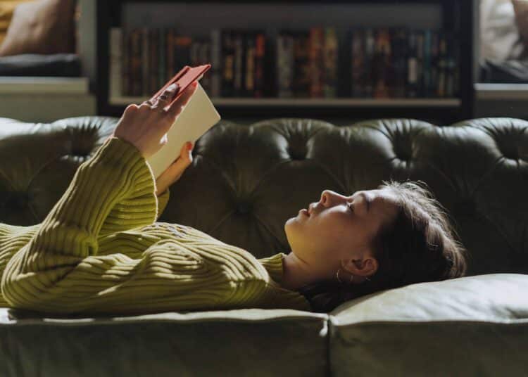 pexels-cottonbro- fille fatiguée qui lit un livre - 5 aliments pour faire le plein d’énergie pendant les examens