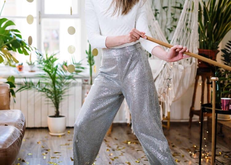 pexels-cottonbro-fille qui fait la fete - 4 règles d’or pour la soirée parfaite en kot