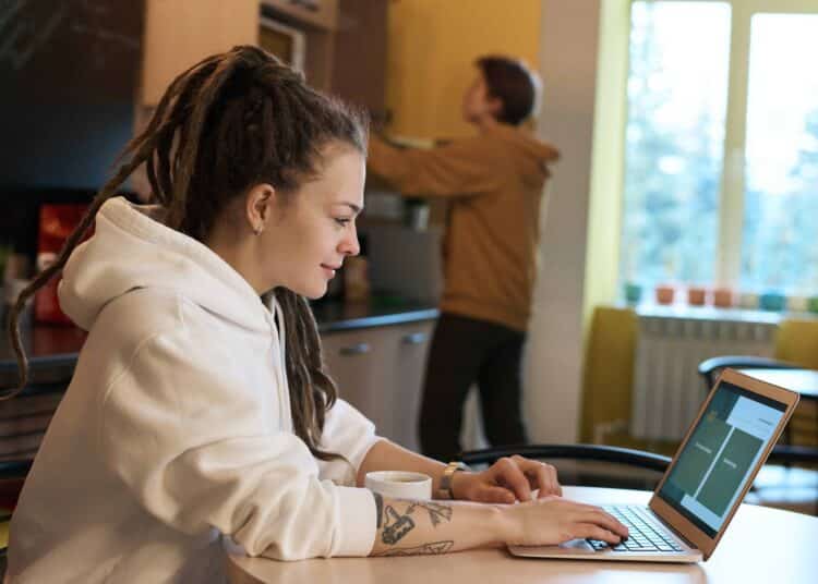 pexels-fauxels- fille sur son ordinateur - Comment bien choisir son ordinateur portable pour étudiant