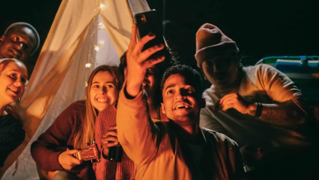 pexels-kindel-media- groupes d'amis qui font une selfie 1ère année en kot 5 conseils pour t’aider à t’adapter à ta nouvelle vie en communauté