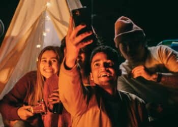 pexels-kindel-media- groupes d'amis qui font une selfie 1ère année en kot 5 conseils pour t’aider à t’adapter à ta nouvelle vie en communauté