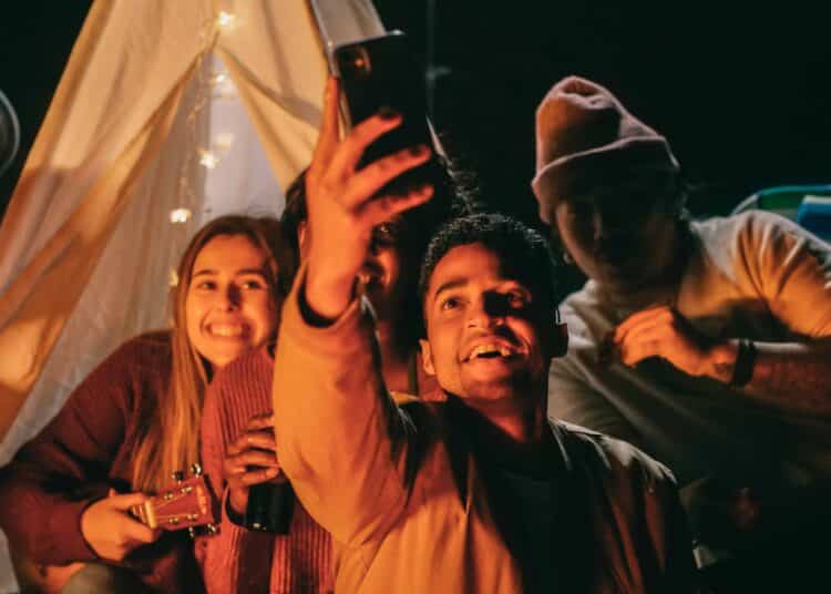 pexels-kindel-media- groupes d'amis qui font une selfie 1ère année en kot 5 conseils pour t’aider à t’adapter à ta nouvelle vie en communauté