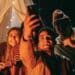 pexels-kindel-media- groupes d'amis qui font une selfie 1ère année en kot 5 conseils pour t’aider à t’adapter à ta nouvelle vie en communauté