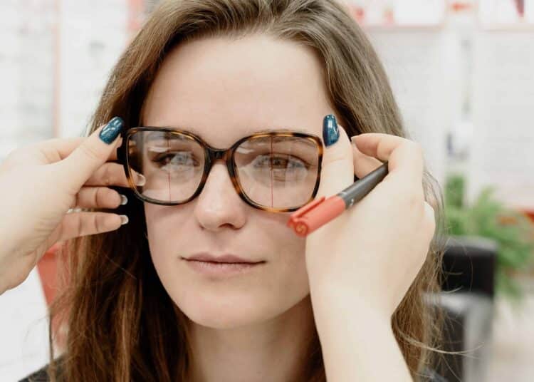 pexels-ksenia-chernaya-fille qui essaie des lunettes - Études et problèmes de vue comment bien préserver sa vision