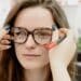 pexels-ksenia-chernaya-fille qui essaie des lunettes - Études et problèmes de vue comment bien préserver sa vision