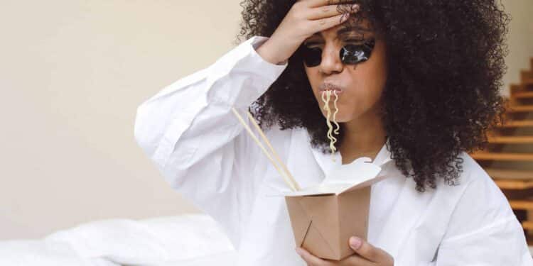 pexels-polina-tankilevitch-fille malade qui a la gueule de bois - 3 Recettes à te faire quand tu as la gueule de bois