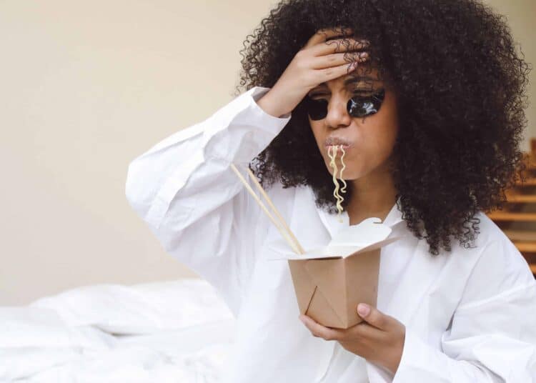 pexels-polina-tankilevitch-fille malade qui a la gueule de bois - 3 Recettes à te faire quand tu as la gueule de bois