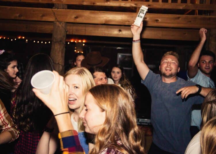 unsplash - jacob-bentzinger-jeunes qui font la fete -5 bonnes raisons de trainer dans les cercles étudiants