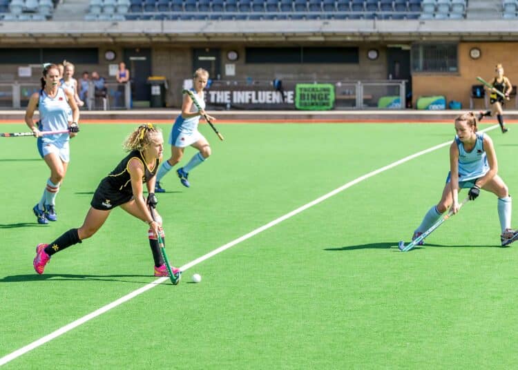 unsplash-john-torcasio-filles qui font du hockey - choses à savoir si tu veux commencer le hockey