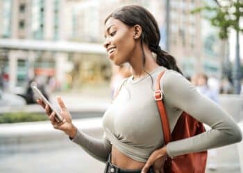 pexels-andrea-piacquadio-fille qui regarde son tel - 5 choses à faire la veille de la rentrée
