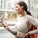 pexels-andrea-piacquadio-fille qui regarde son tel - 5 choses à faire la veille de la rentrée
