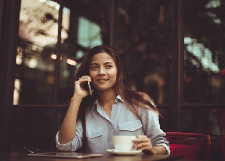 pexels-chevanon-photography-fille heureuse qui boit un cafe Les 6 choses à savoir sur les études de communication