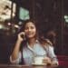 pexels-chevanon-photography-fille heureuse qui boit un cafe Les 6 choses à savoir sur les études de communication