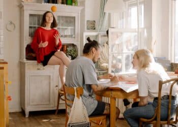 pexels-cottonbro - colocs qui discutent - 5 moments qui vont te rappeler ton coloc