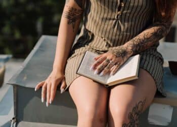 pexels-cottonbro-femme-tatouee-qui-lit-un-livre-top-5-des-decalcos-pour-ceux-qui-hesitent-a-faire-un-tattoo