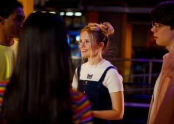 pexels-cottonbro-jeunes qui discutent - comment faire une charte pour ta colocation