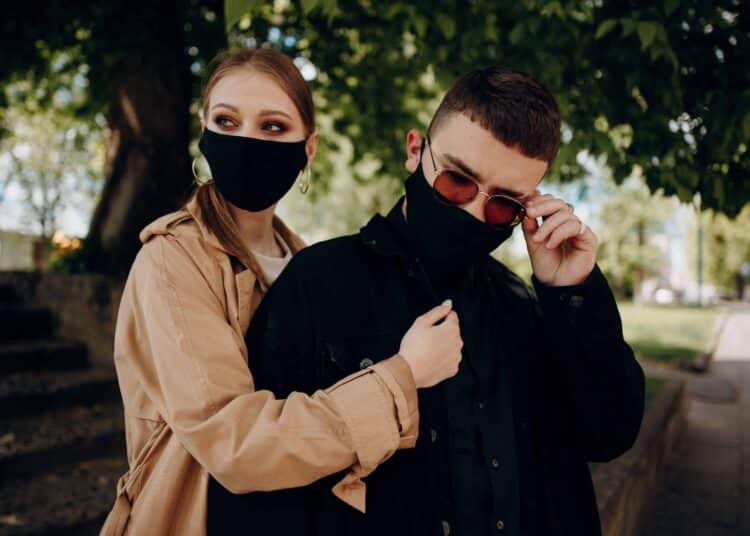 pexels-danik-prihodko-coupl avec masque qui fait un calin - Pourquoi oser les apps de rencontre pendant ses études