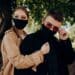 pexels-danik-prihodko-coupl avec masque qui fait un calin - Pourquoi oser les apps de rencontre pendant ses études