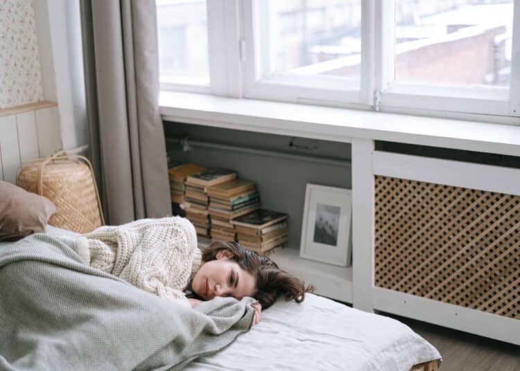 pexels-ivan-samkov - fille qui dort - 6 memes qui résument parfaitement ton état le matin avant les cours